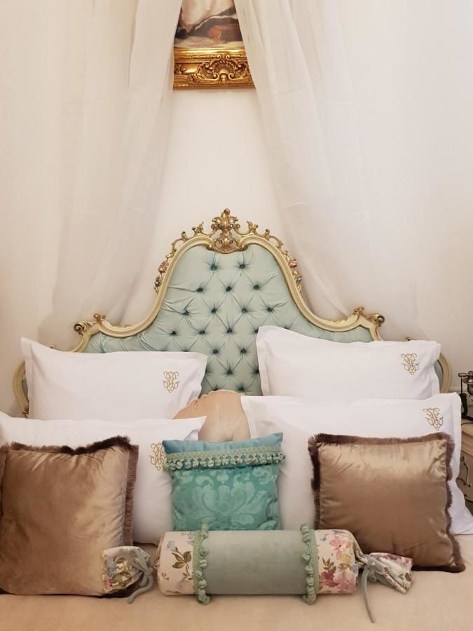 Отель Conacul Coroanei Luxury Boutique Hotel Бухарест
