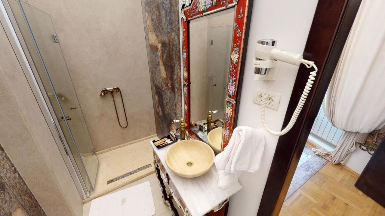 Отель Conacul Coroanei Luxury Boutique Hotel Бухарест