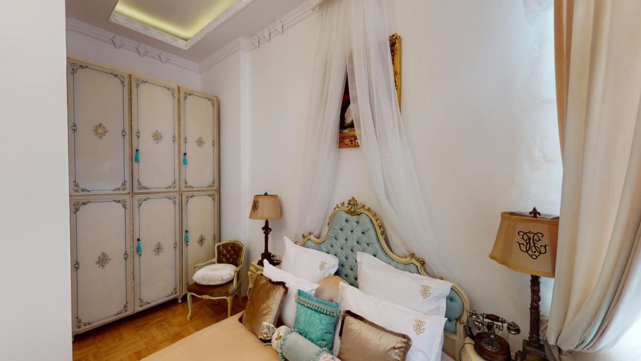 Отель Conacul Coroanei Luxury Boutique Hotel Бухарест
