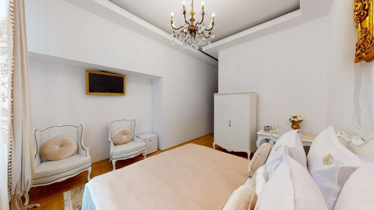 Отель Conacul Coroanei Luxury Boutique Hotel Бухарест