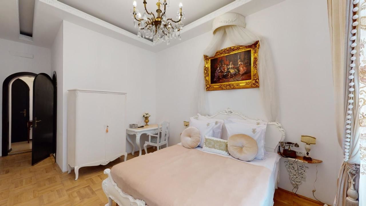 Отель Conacul Coroanei Luxury Boutique Hotel Бухарест