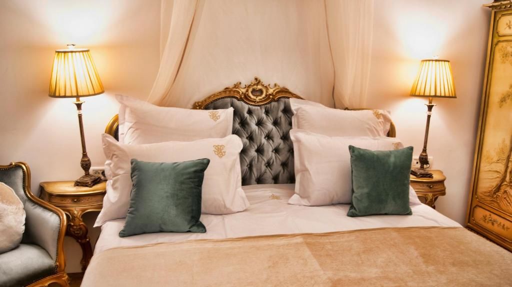 Отель Conacul Coroanei Luxury Boutique Hotel Бухарест-54