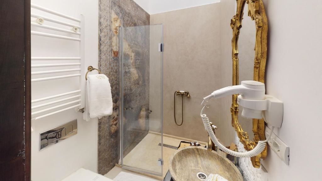 Отель Conacul Coroanei Luxury Boutique Hotel Бухарест-58