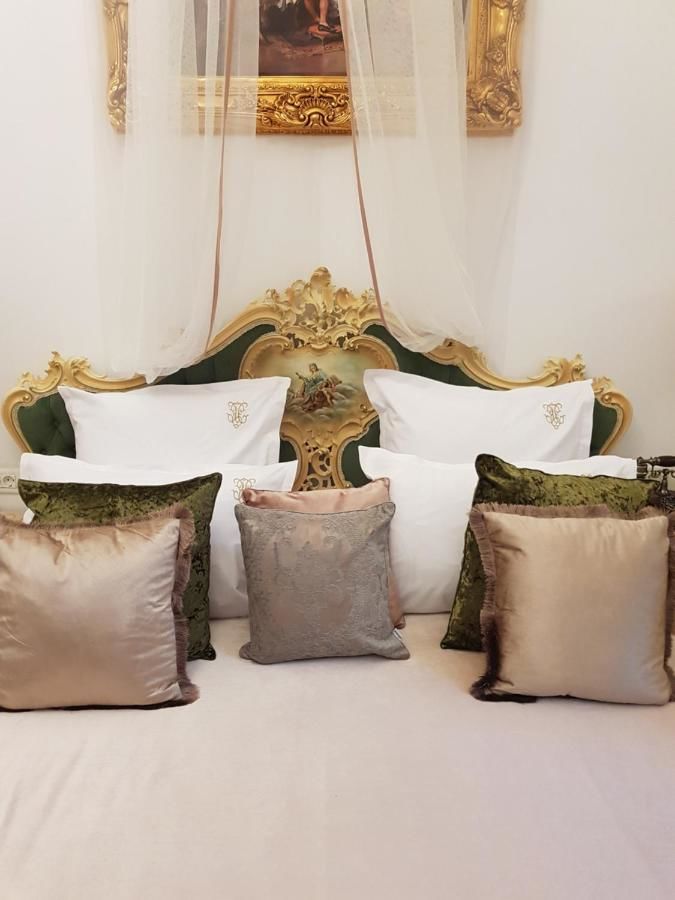 Отель Conacul Coroanei Luxury Boutique Hotel Бухарест
