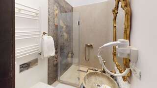 Отель Conacul Coroanei Luxury Boutique Hotel Бухарест Номер Делюкс с кроватью размера «queen-size»-5