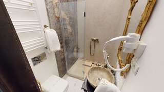 Отель Conacul Coroanei Luxury Boutique Hotel Бухарест Номер Делюкс с кроватью размера «queen-size»-6