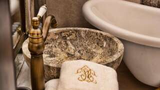 Отель Conacul Coroanei Luxury Boutique Hotel Бухарест Номер Делюкс с кроватью размера «queen-size»-20