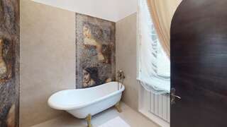 Отель Conacul Coroanei Luxury Boutique Hotel Бухарест Номер Делюкс с кроватью размера «queen-size»-26
