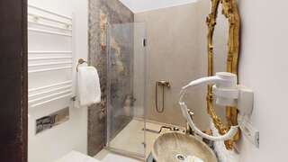 Отель Conacul Coroanei Luxury Boutique Hotel Бухарест Номер Делюкс с кроватью размера «queen-size»-27