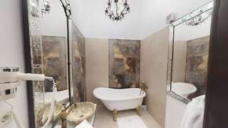 Отель Conacul Coroanei Luxury Boutique Hotel Бухарест Номер Делюкс с кроватью размера «queen-size»-33