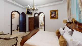 Отель Conacul Coroanei Luxury Boutique Hotel Бухарест Номер Делюкс с кроватью размера «queen-size»-45