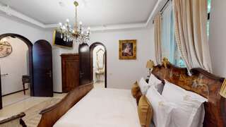 Отель Conacul Coroanei Luxury Boutique Hotel Бухарест Номер Делюкс с кроватью размера «queen-size»-49