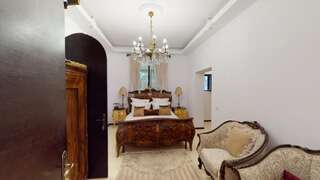 Отель Conacul Coroanei Luxury Boutique Hotel Бухарест Номер Делюкс с кроватью размера «queen-size»-51